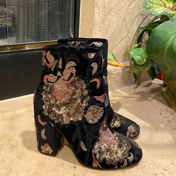 Shoes - Rare Aldo Show Stopper Boots!